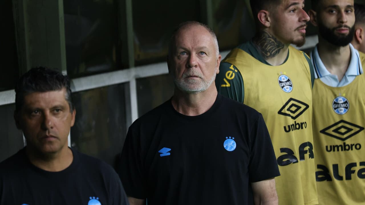 Mano Menezes critica postura do Grêmio após goleada: 'Não entregou nada'