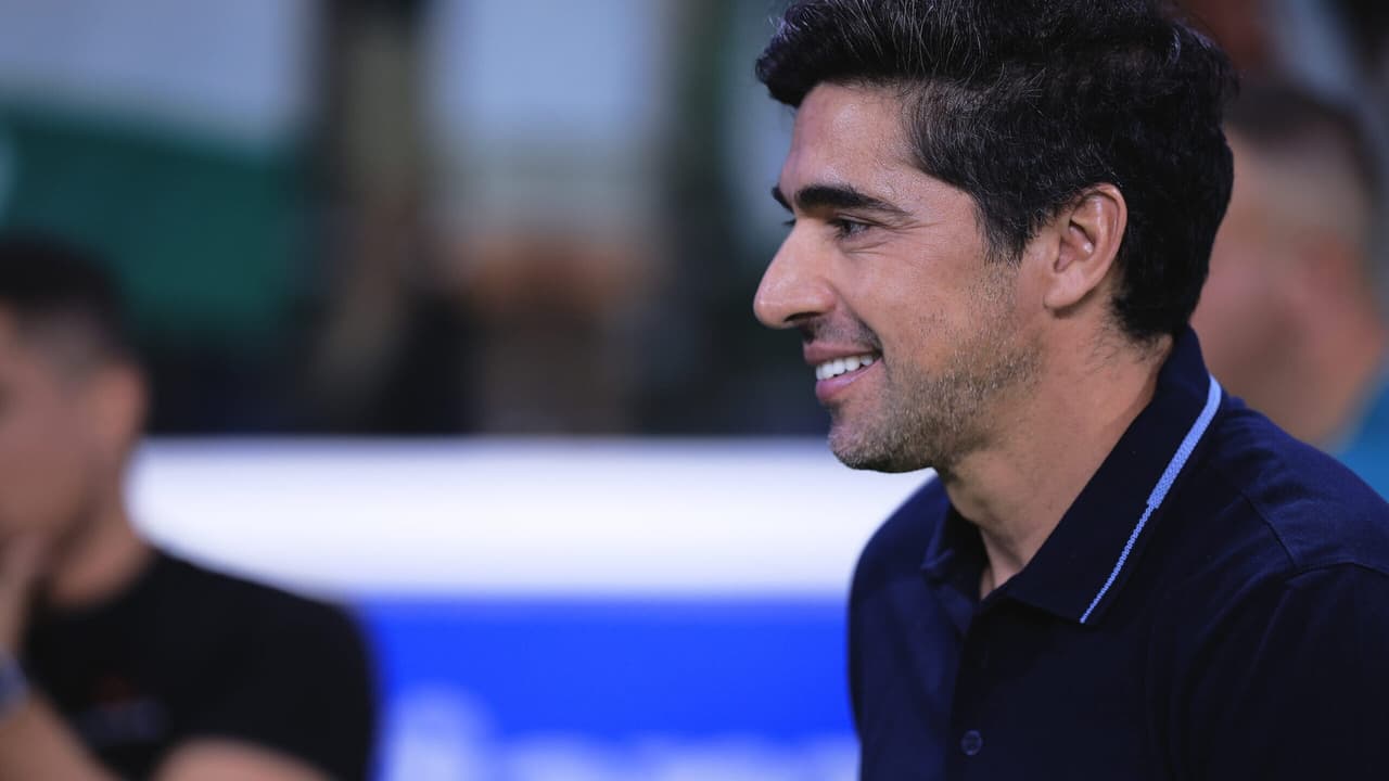 Abel Ferreira desafia críticas à arbitragem: 