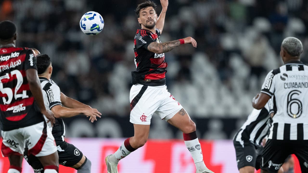 Jornalistas repudiam erros de arbitragem em Botafogo x Flamengo durante clássico