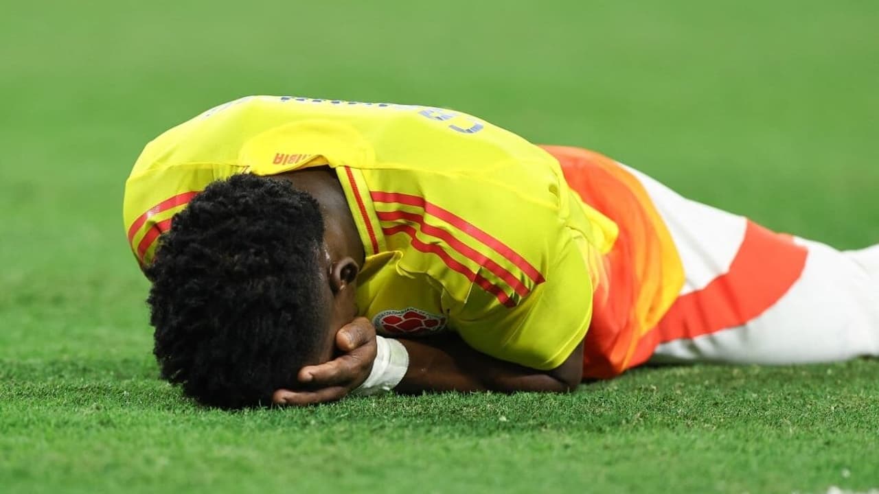Atacante do Internacional chora ao marcar em estreia em seleção
