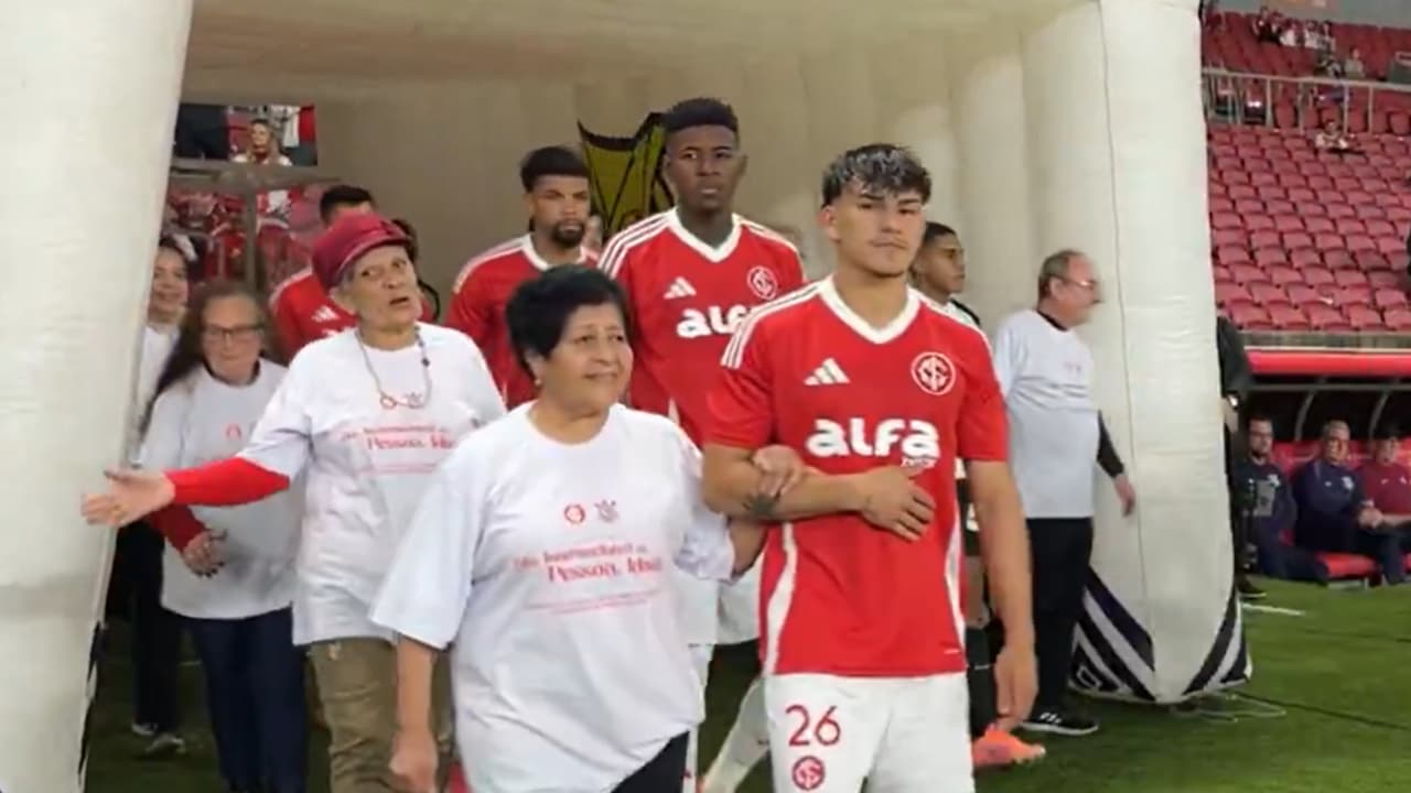 Internacional e Corinthians prestam homenagem aos idosos antes do clássico