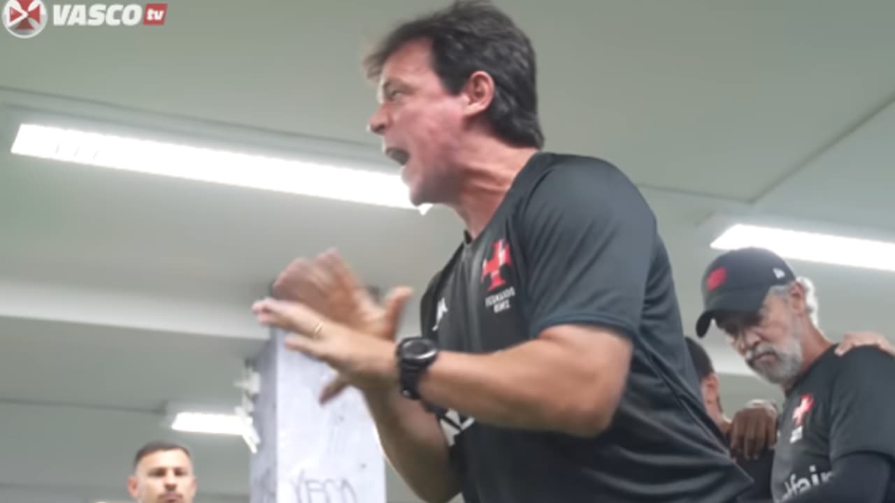Diniz motiva elenco antes da vitória dramática do Vasco: 'É inegociável'