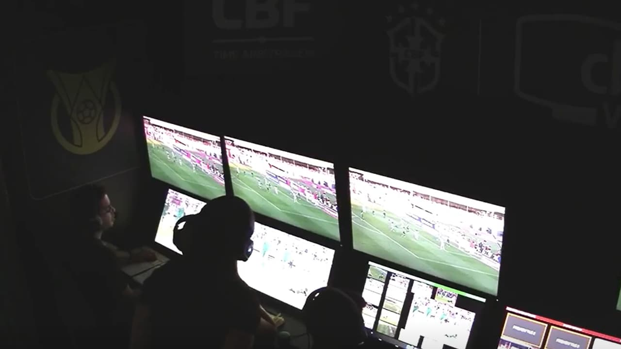 Árbitro da partida Flamengo x Palmeiras provoca revolta entre torcedores e críticos