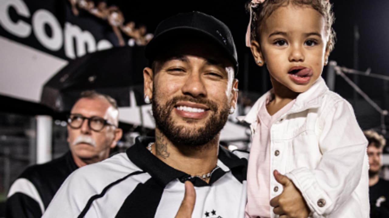 Mavie é atingida na cabeça e sai carregada por Neymar na Vila Belmiro
