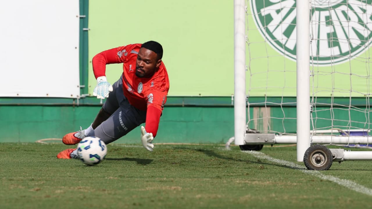 Carlos Miguel ganha posição de titular no Palmeiras contra o Flamengo