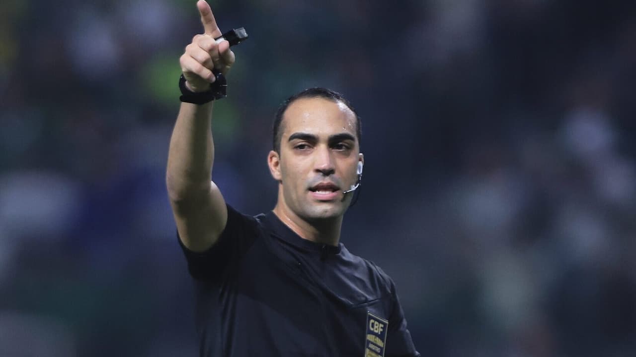 Árbitro polêmico de Fortaleza x Flamengo em destaque: decisões controversas marcam a temporada