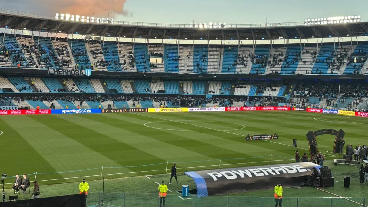 A semifinal entre Flamengo e Racing é adiada devido a impasse nos bastidores antes do jogo decisivo