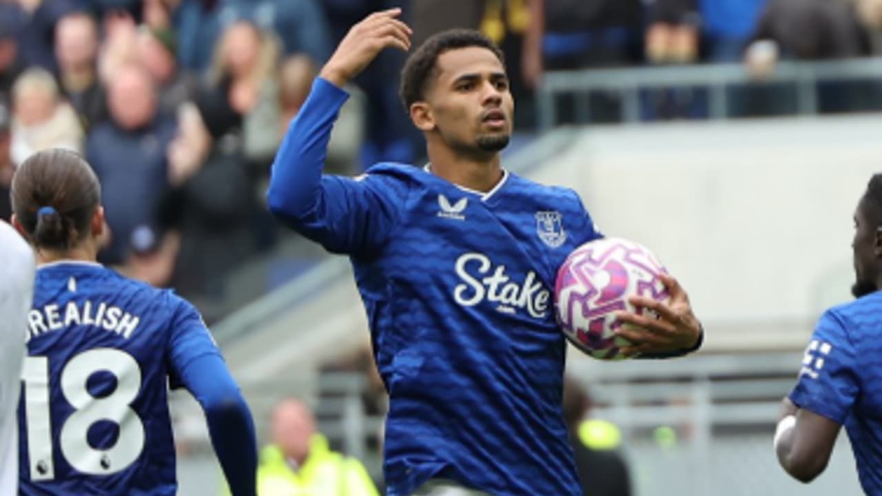 Ex-Flamengo brilha na Premier League e é eleito craque do jogo