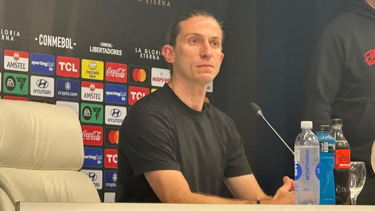 Filipe Luís celebra a quarta final da Libertadores pelo Flamengo, expressando seu orgulho na conquista