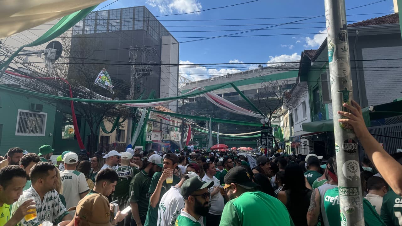 Torcida do Palmeiras cobra treino aberto no Allianz Parque antes da final da Libertadores