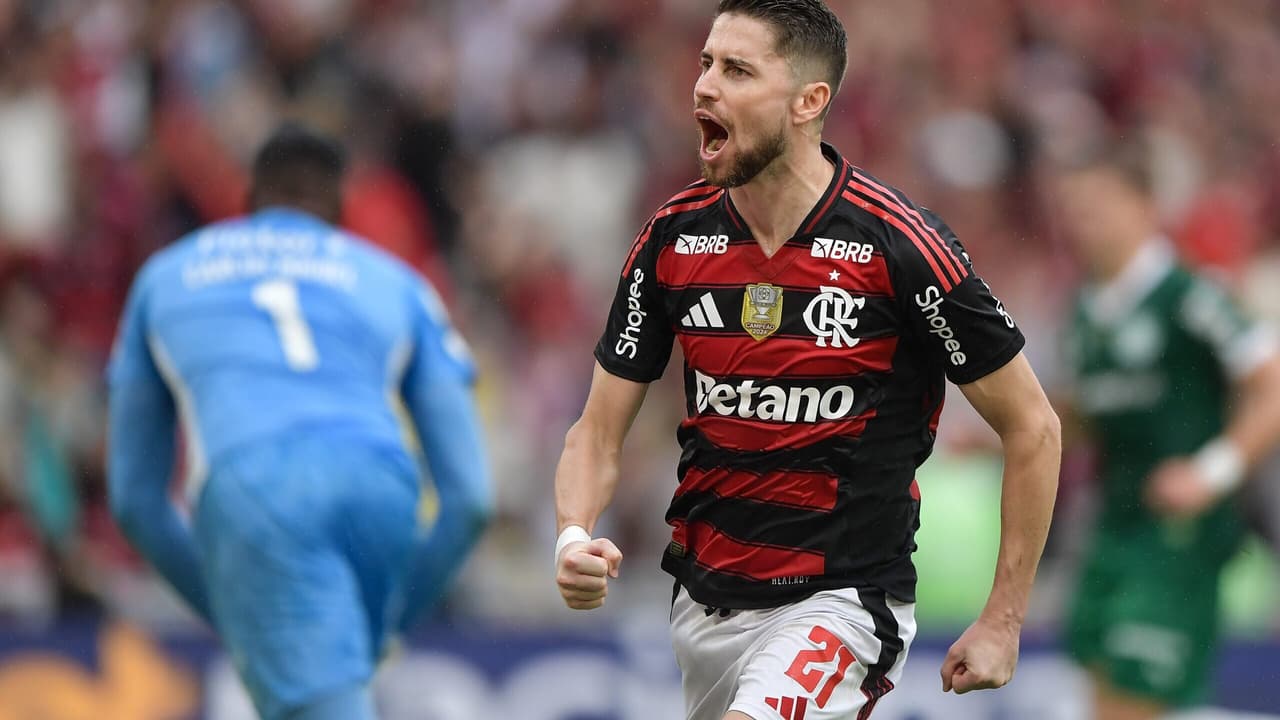Comemoração de Jorginho no gol do Flamengo gera alegria e memes entre torcedores