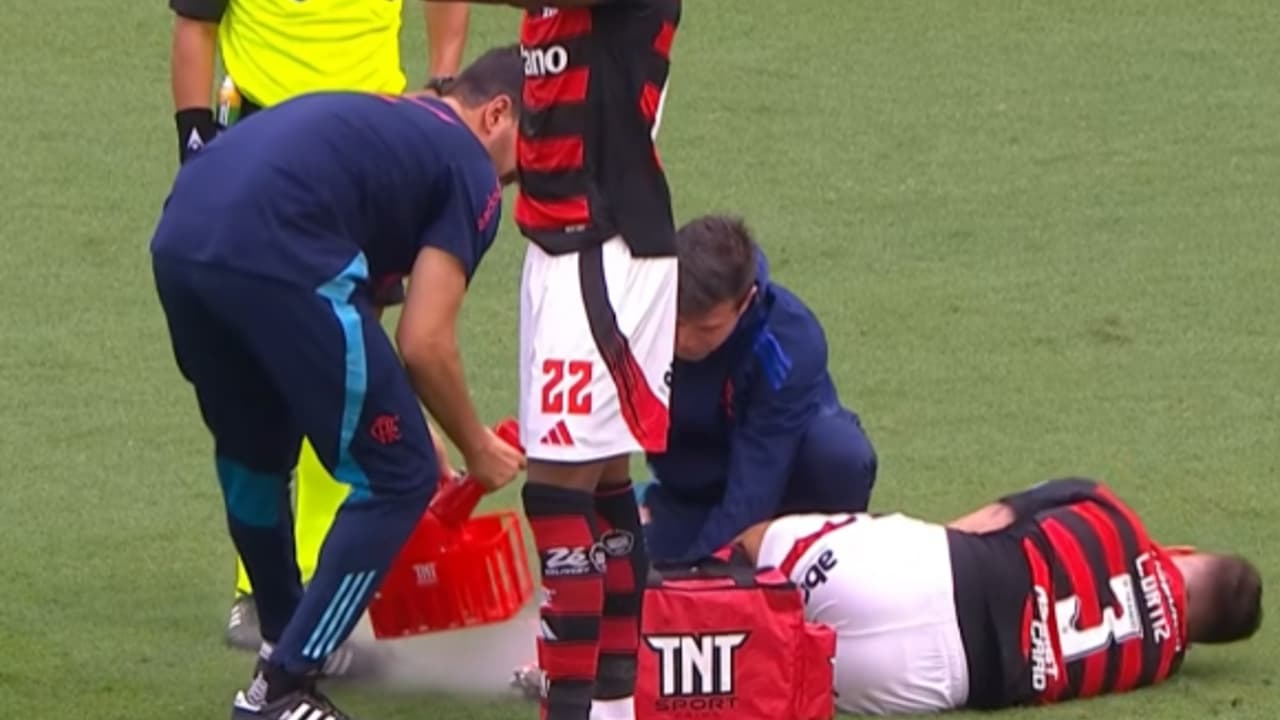 Léo Ortiz deixa jogo de muletas e é levado ao hospital após Flamengo x Palmeiras