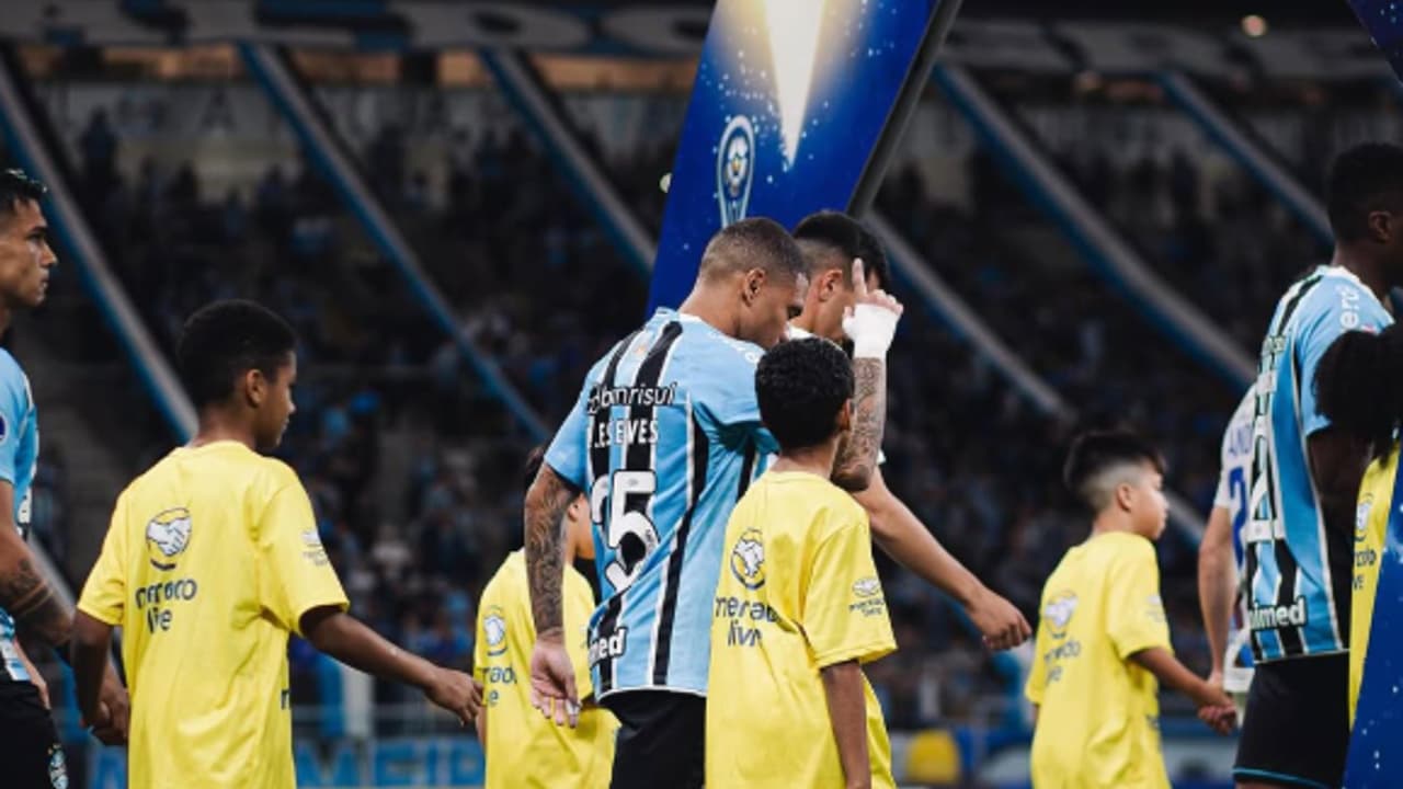 Jogador do Grêmio doa 150 caneleiras a projeto social em SP