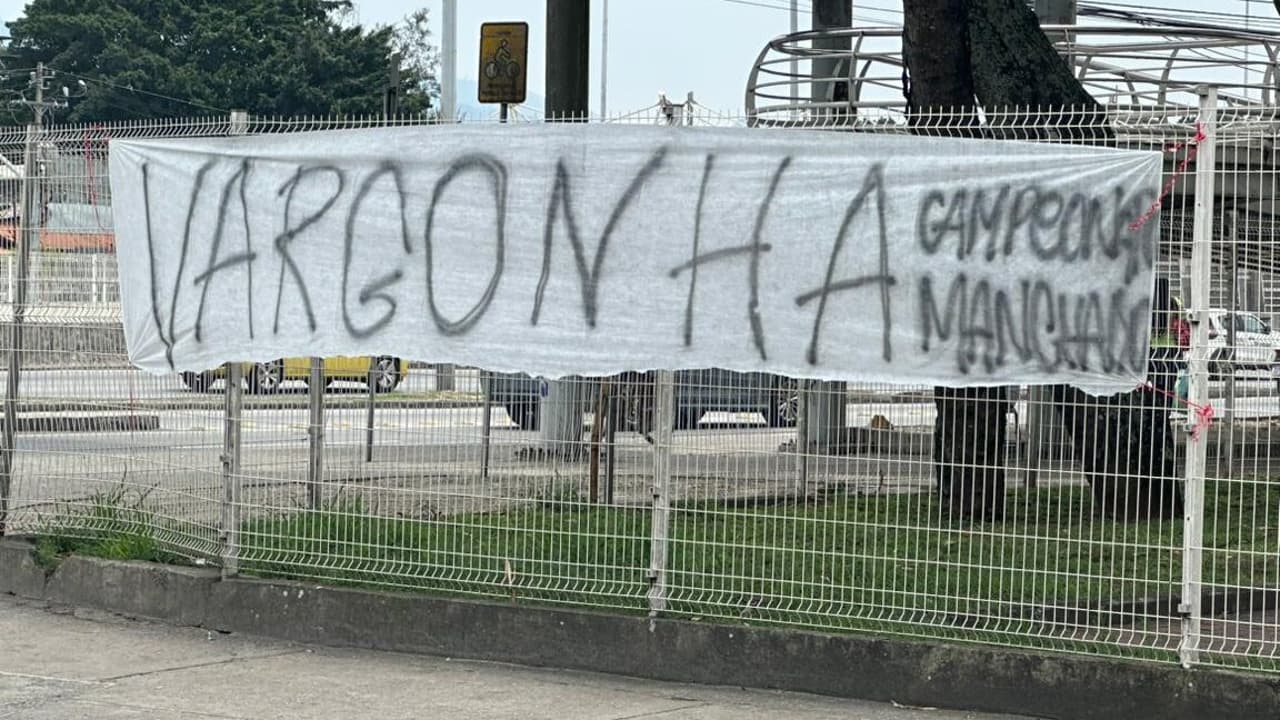 Torcedores do Flamengo protestam em frente à CBF antes do duelo com Palmeiras