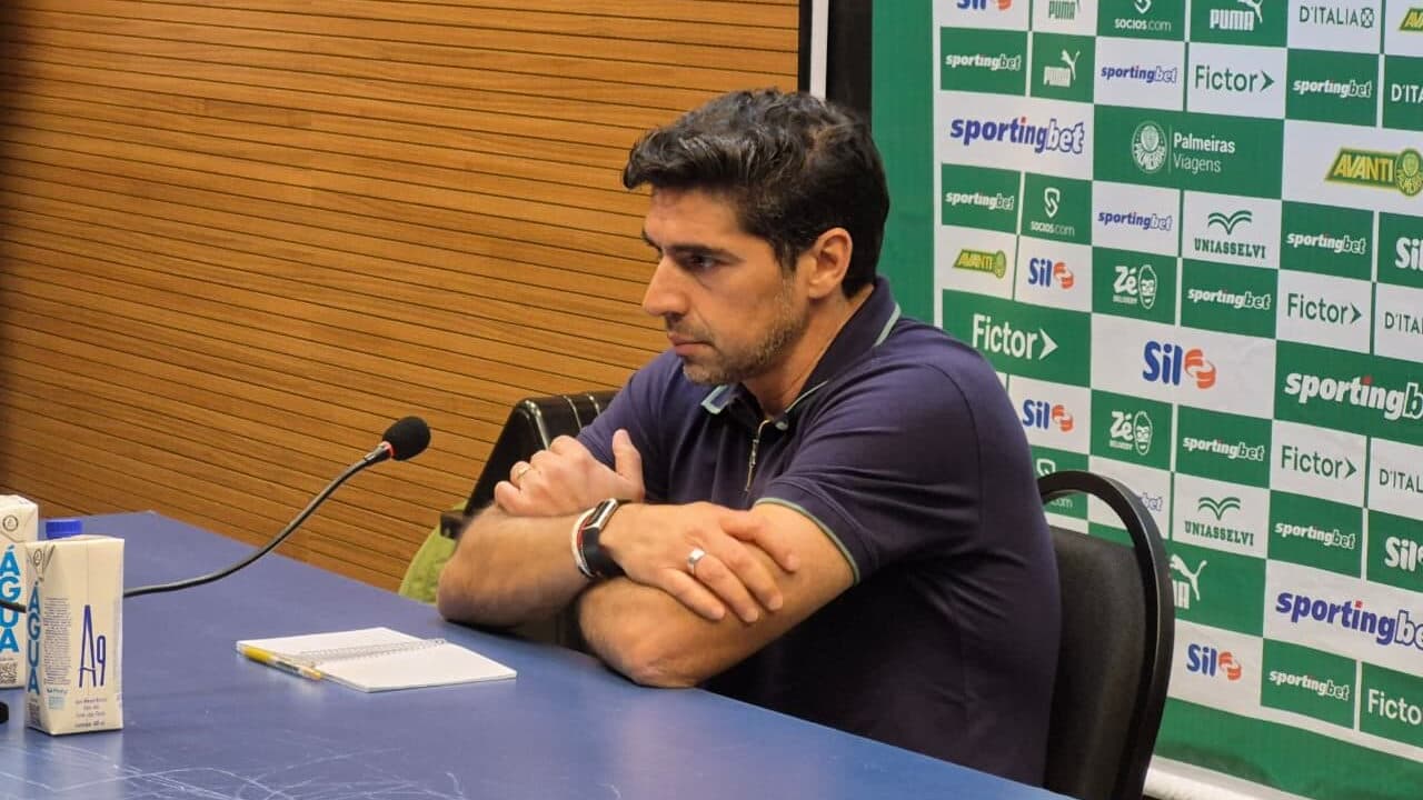 Abel analisa fatores da derrota do Palmeiras e evita críticas à arbitragem