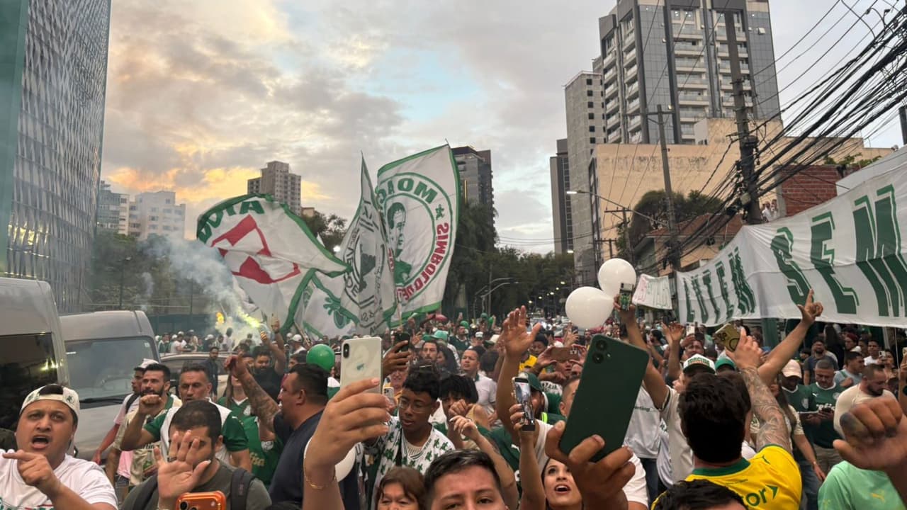 Torcida do Palmeiras ignora Abel e protagoniza festa espontânea antes da final da Libertadores