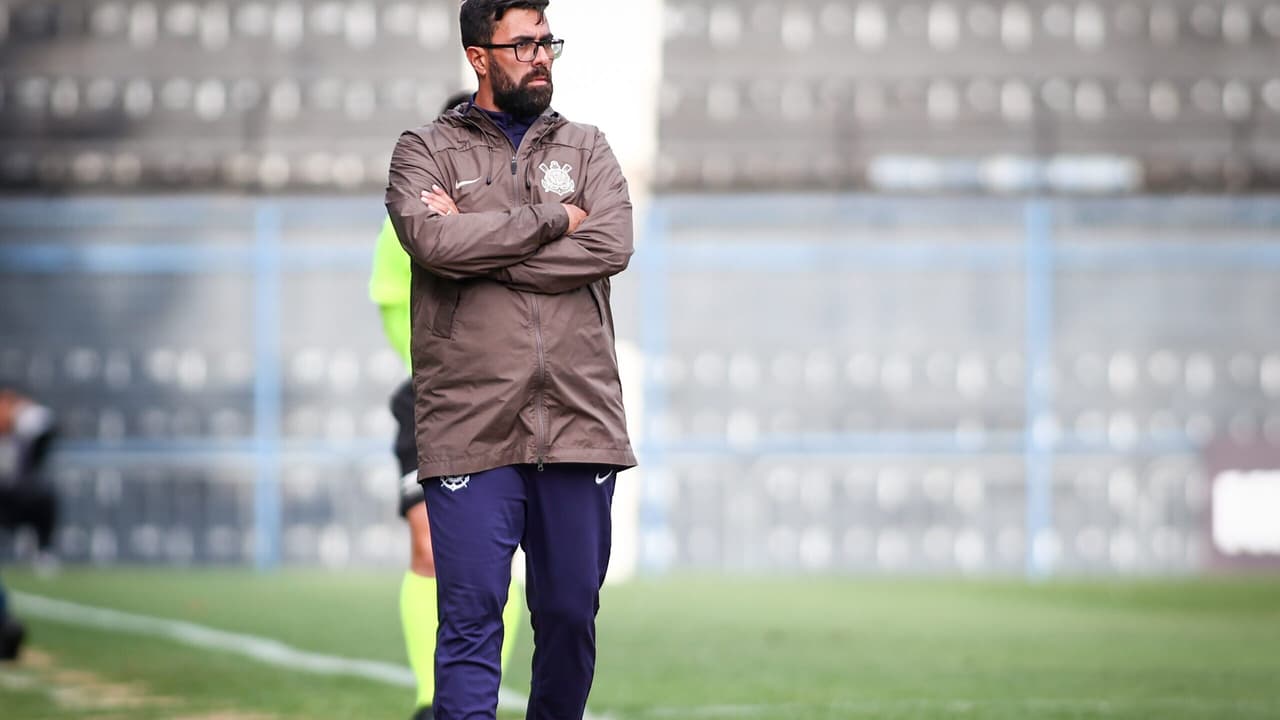 Corinthians anuncia demissão de treinador da base