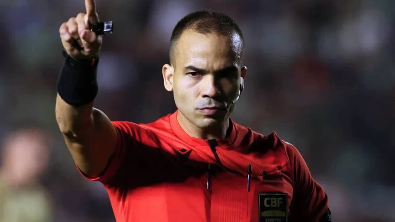 Erros na arbitragem em Corinthians x Atlético: especialista classifica como claríssimo