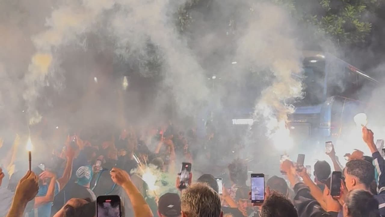 Torcida do Racing faz festa especial no Rio em apoio ao time contra o Flamengo em duelo decisivo