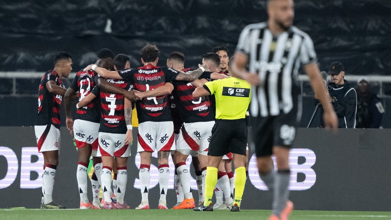 Árbitro orienta jogador do Flamengo em diálogo flagrado por dublador