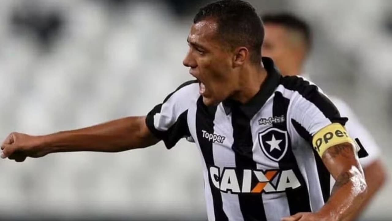 Ex-Botafogo busca volta por cima para retornar ao futebol