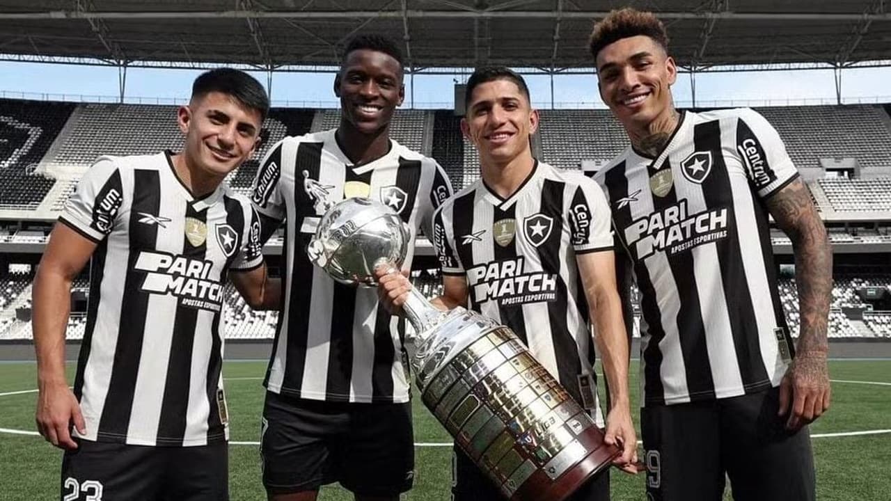 Ex-Botafogo brilha em vitória na Europa e é eleito o craque do jogo