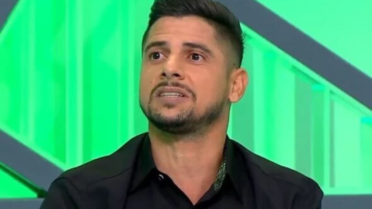 Cicinho dispara alerta ao Flamengo: Situação atual na Libertadores não é normal