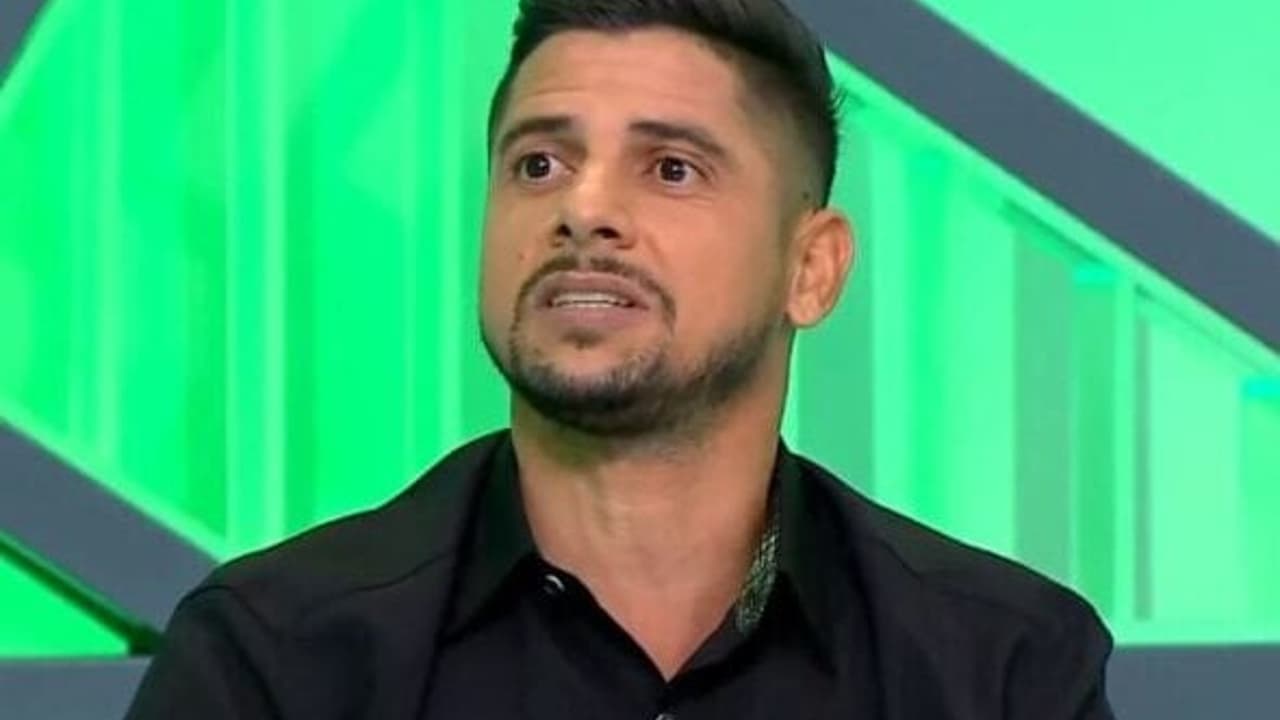 Cicinho analisa Filipe Luís e sugere mudanças na sua situação no Flamengo