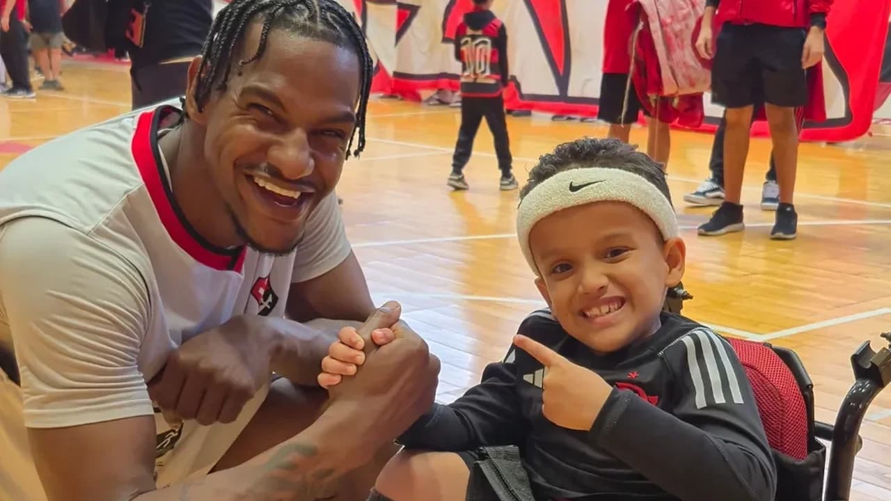Messi do Basquete? Pequeno Torcedor Veste o Manto e Vira Mascote do Fla!