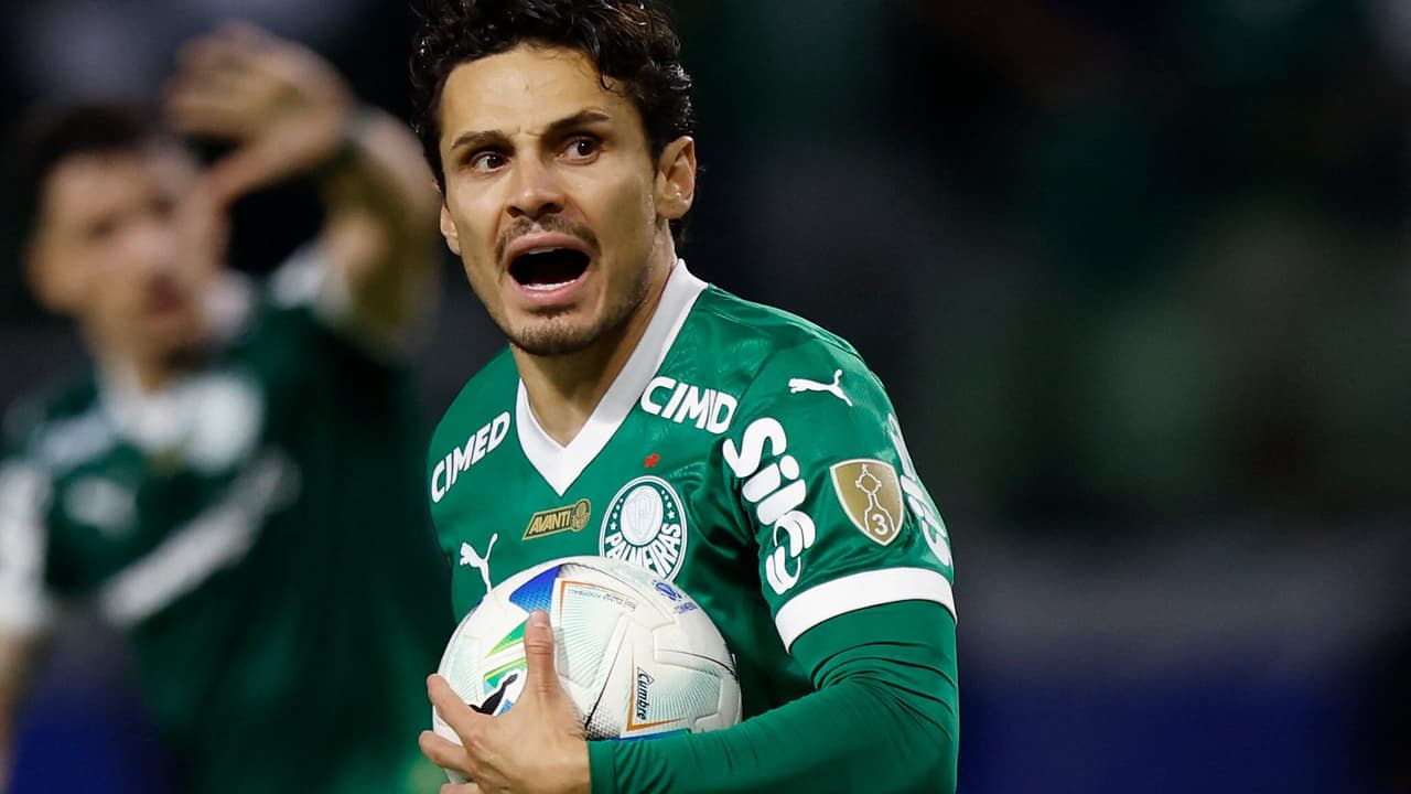 Veiga, em desabafo sincero, agradece torcida e revela dilema sobre deixar o Palmeiras