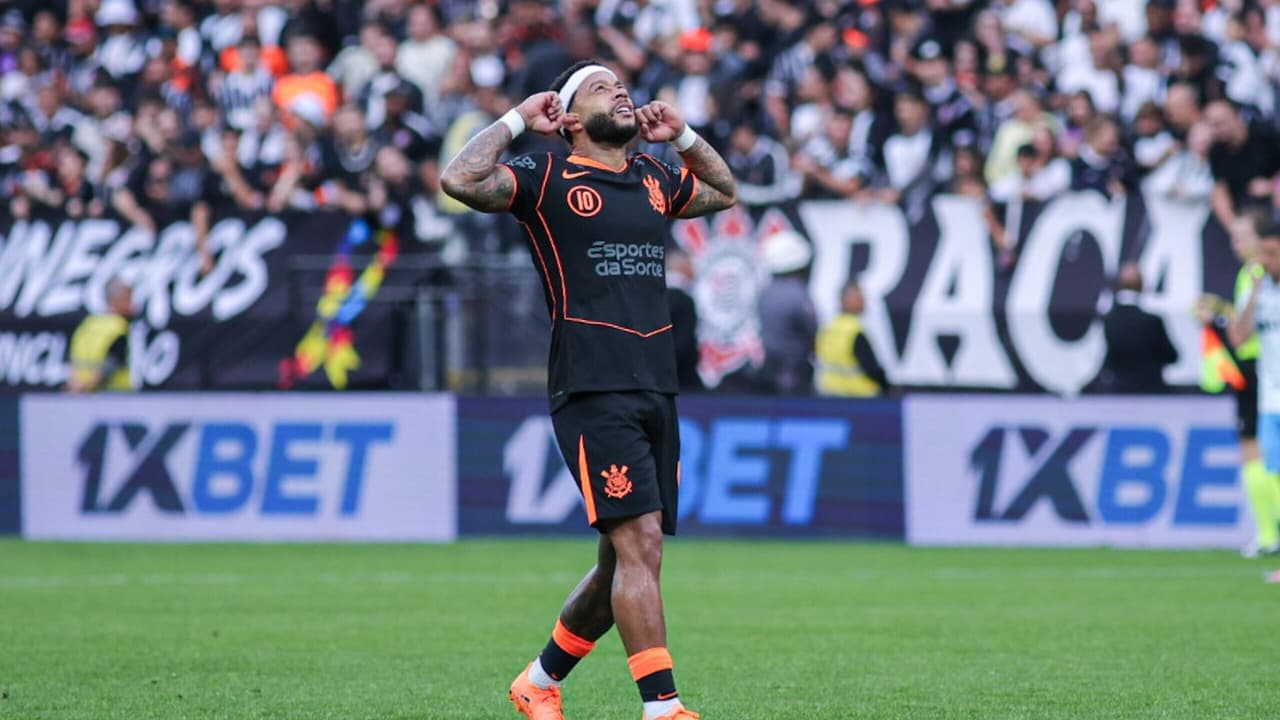 Com gol decisivo de Memphis, Corinthians vence o Grêmio e se aproxima do G4 no Brasileirão