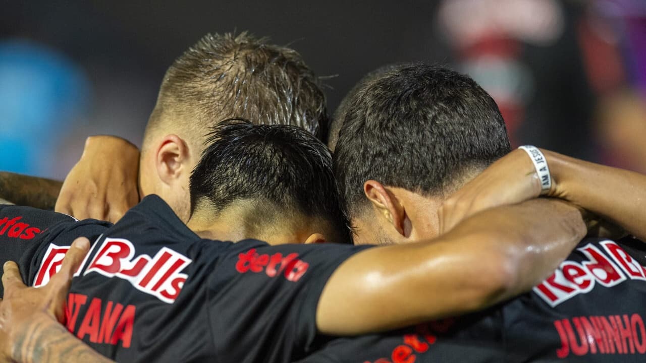 Nos acréscimos, Bragantino desafia Corinthians e garante vitória fundamental no Brasileirão