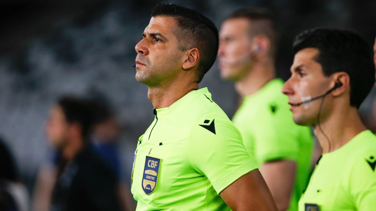 Árbitro relata ofensas de auxiliar do Botafogo após expulsão contra o Vasco