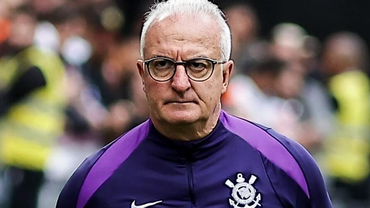 Torcedores do Corinthians cobram respostas de Dorival após empate frustrante com o Botafogo