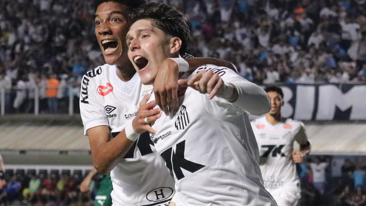Santos bate o Palmeiras no fim, reage no Brasileirão e afunda rival na liderança do torneio