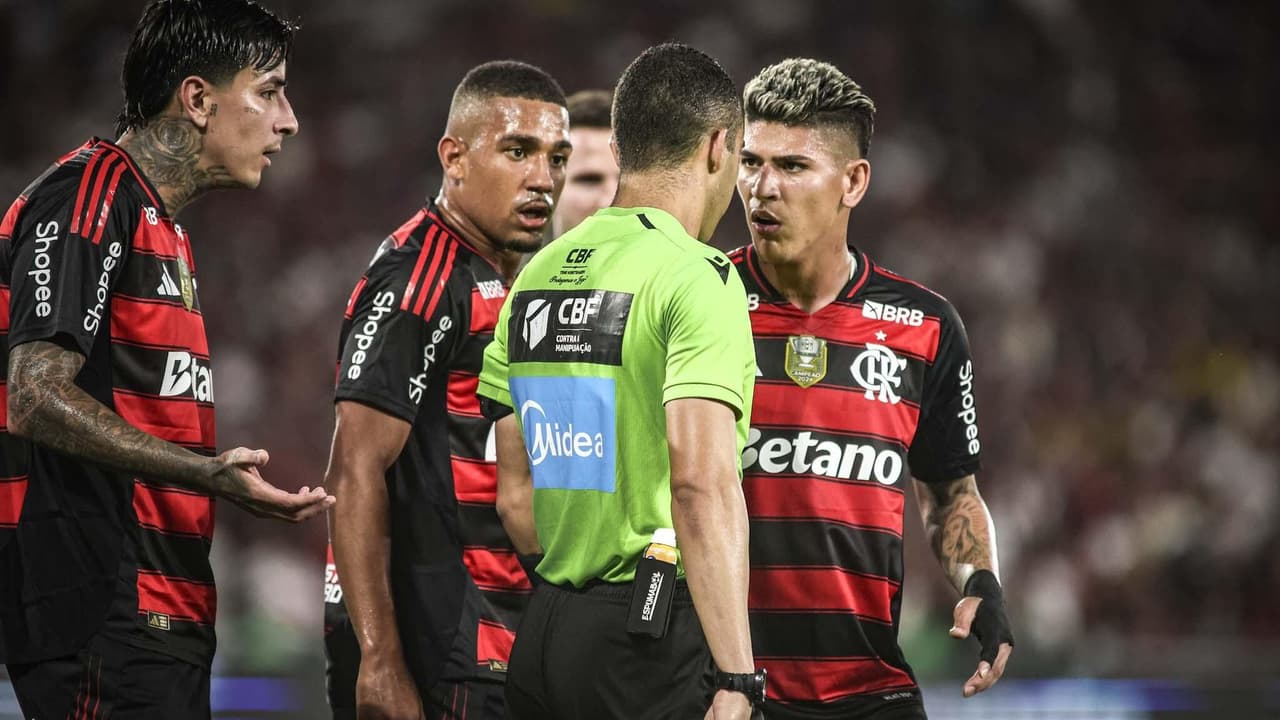 André Rizek dispara indignado após lance polêmico em Fluminense x Flamengo: É impossível!