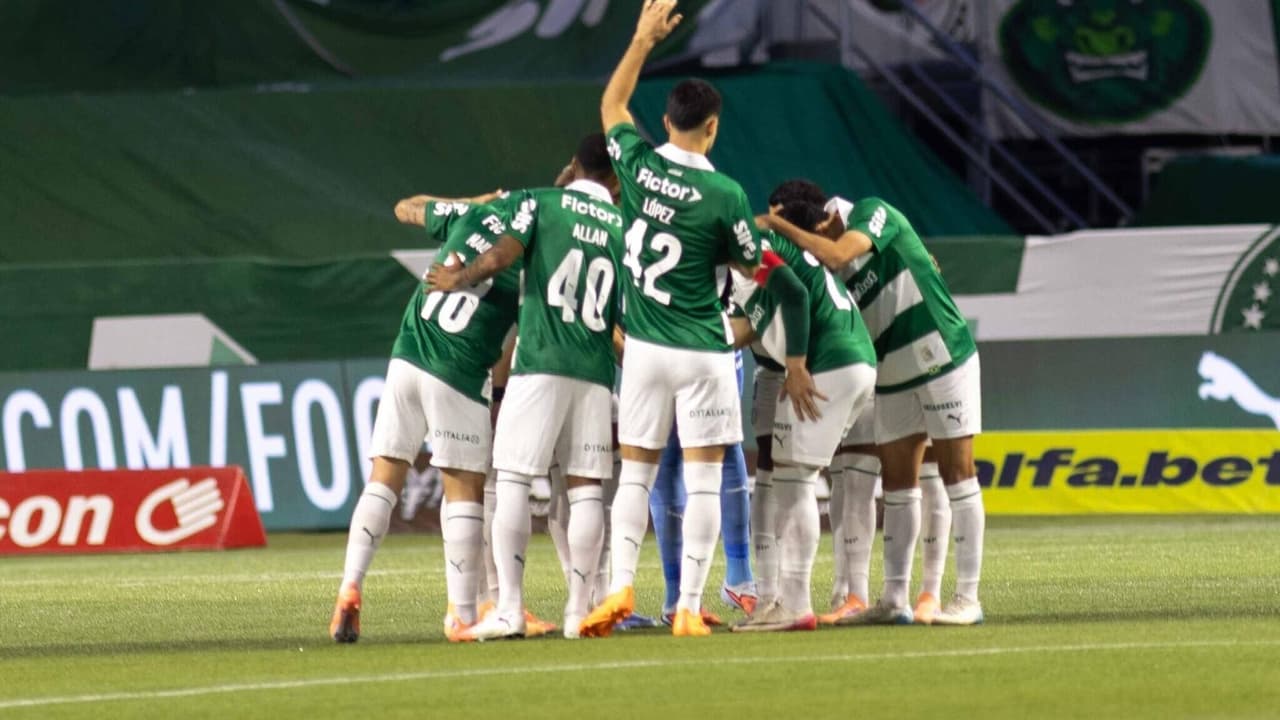 Torcida do Palmeiras cobra atitude após tropeço doloroso contra o Vitória: 
