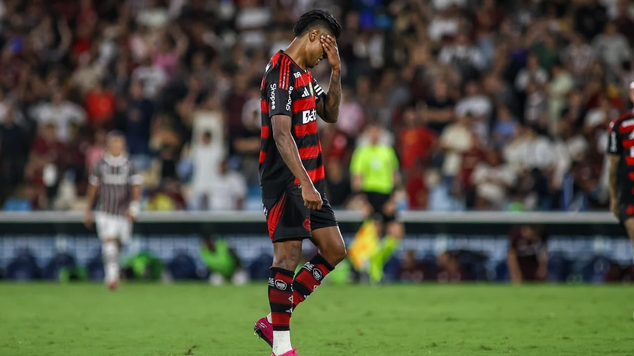 Áudio do VAR gera revolta entre torcedores: Fluminense e Flamengo em meio à polêmica intensa