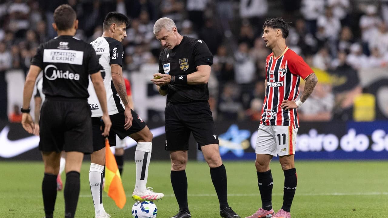 Torcedores do Corinthians contestam titular em clássico contra o São Paulo: 