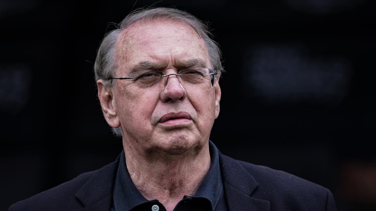 Stabile dispara contra a diretoria: 