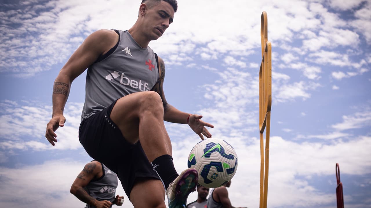 Com retorno de última hora, Vasco divulga os relacionados para enfrentar o Grêmio