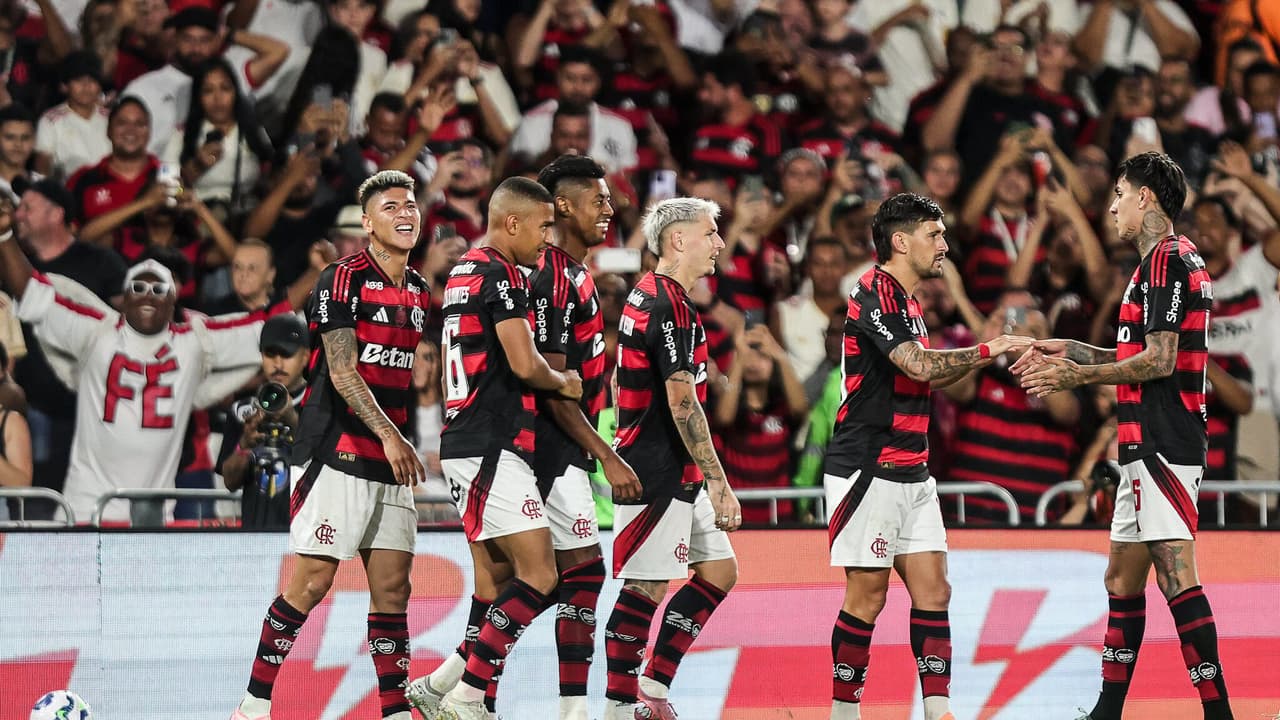 Dupla dinâmica do Flamengo deixa torcida em êxtase: Voando em campo e desafiando adversários!