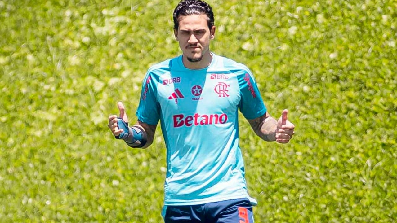 Pedro volta aos treinos e provoca festa entre torcedores do Flamengo após longo período de ausência