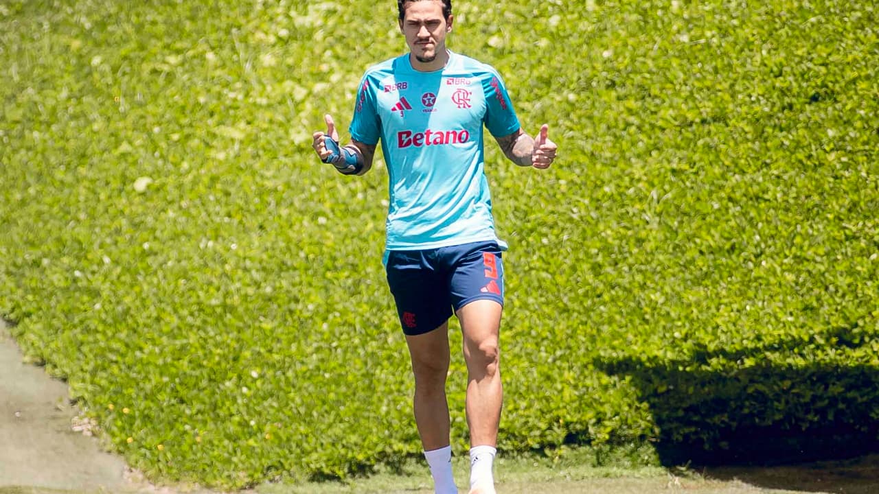 Com nova imobilização no braço, Pedro retoma atividades com o elenco do Flamengo