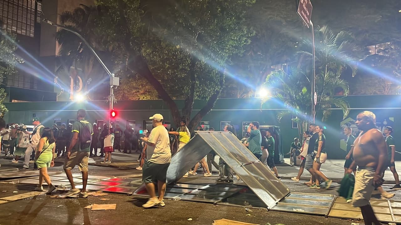 Confusão marca derrota do Palmeiras; torcedores se enfrentam nos arredores do Allianz