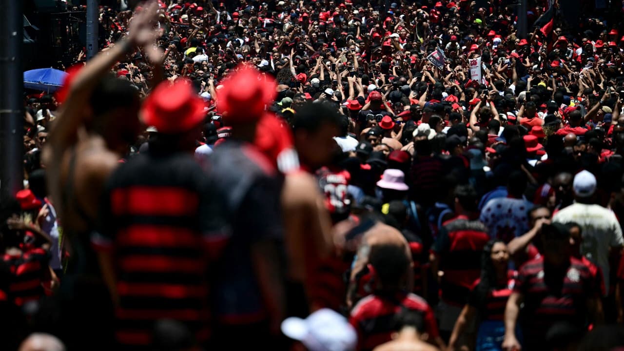 Calor insuportável e falta de água: torcedores do Flamengo reclamam durante festa de título