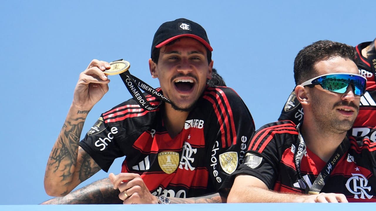 Pedro comanda a festa do Flamengo em trio elétrico no Rio;Veja os registros emocionantes da celebração