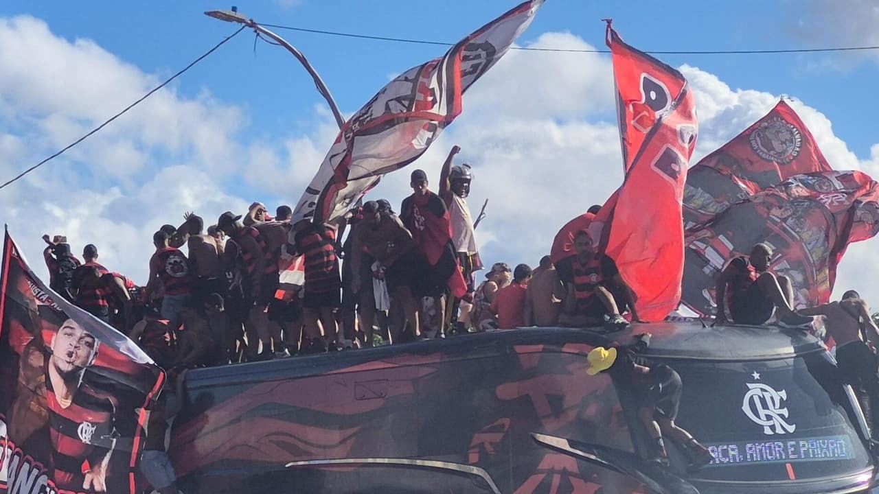 Torcedores invadem ônibus do Flamengo e tietam jogadores em clima de festa antes do jogo