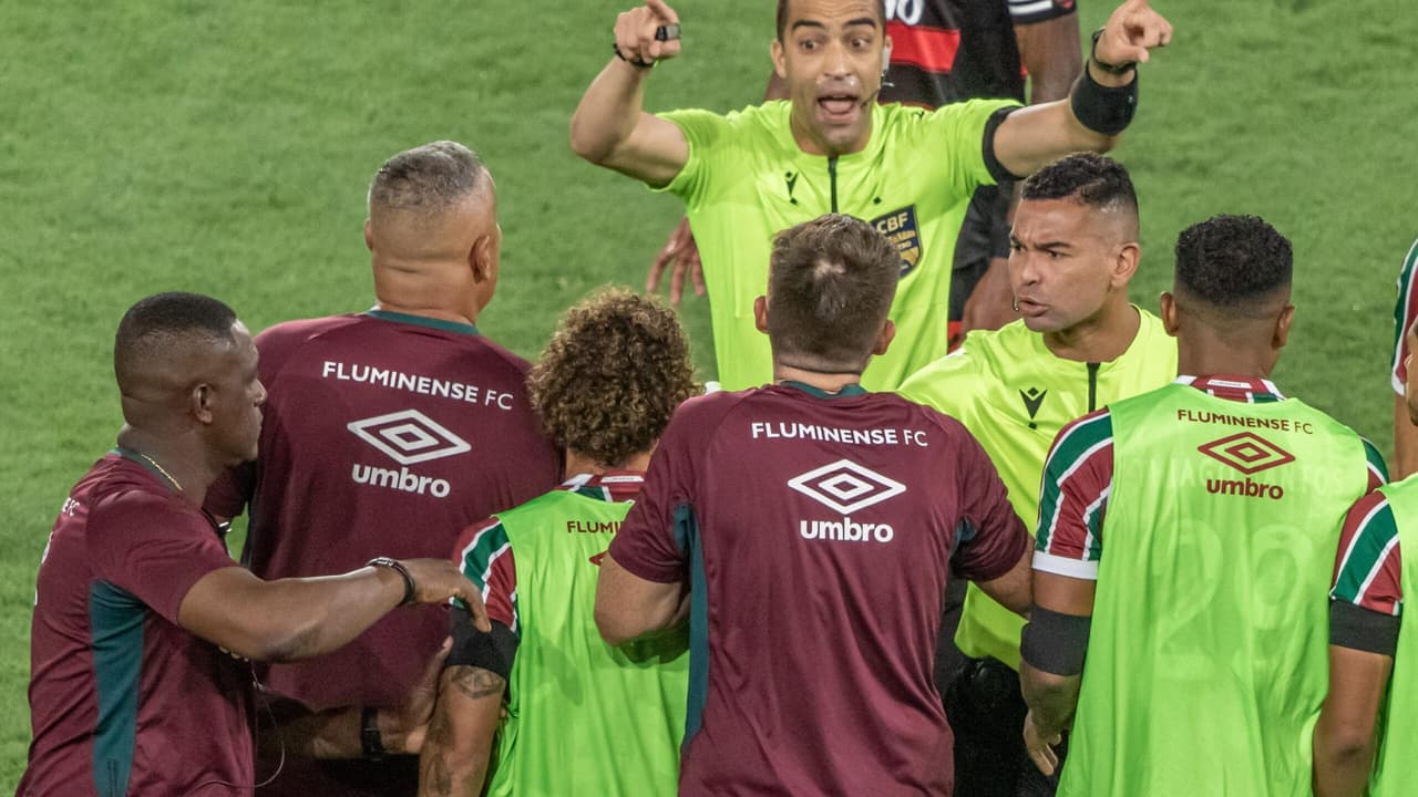 Torcedores do Fluminense detonam árbitro após clássico contra Flamengo: Decisão escandalosa!