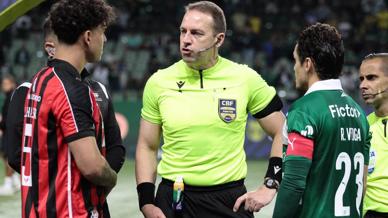 Palmeiras x Vitória: torcedores disparam críticas à arbitragem por erro grave que influenciou o jogo